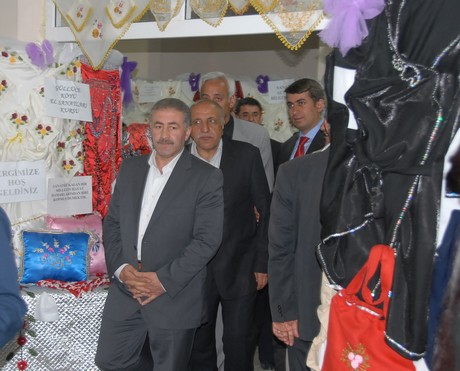 Yüksekova'da Halk Eğitim Müdürlüğü tarafından 2010-2011 yıl sonu sergisi açıldı.