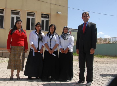 Yüksekova'da Halk Eğitim Müdürlüğü tarafından 2010-2011 yıl sonu sergisi açıldı.