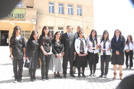 Yüksekova'da Halk Eğitim Müdürlüğü tarafından 2010-2011 yıl sonu sergisi açıldı.