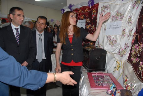 Yüksekova'da Halk Eğitim Müdürlüğü tarafından 2010-2011 yıl sonu sergisi açıldı.