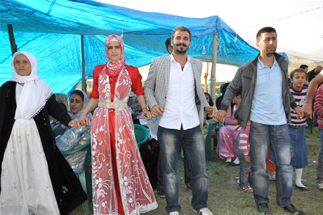 Yüksekova'da 01 ile 05 Haziran 2011 tarihleri arasında  evlenen çiftleri sizler için sayfamıza taşıdık. Yüksekova Güncel olarak tüm çiftlerimize mutluluklar dileriz.