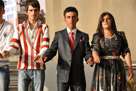 Yüksekova'da 01 ile 05 Haziran 2011 tarihleri arasında  evlenen çiftleri sizler için sayfamıza taşıdık. Yüksekova Güncel olarak tüm çiftlerimize mutluluklar dileriz.