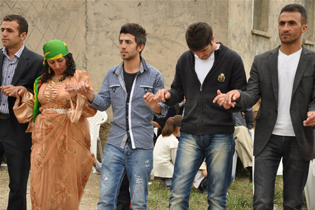 Yüksekova'da 01 ile 05 Haziran 2011 tarihleri arasında  evlenen çiftleri sizler için sayfamıza taşıdık. Yüksekova Güncel olarak tüm çiftlerimize mutluluklar dileriz.