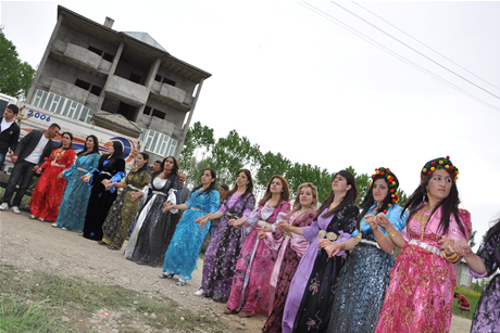 Yüksekova'da 01 ile 05 Haziran 2011 tarihleri arasında  evlenen çiftleri sizler için sayfamıza taşıdık. Yüksekova Güncel olarak tüm çiftlerimize mutluluklar dileriz.