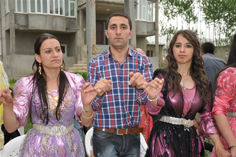 Yüksekova'da 01 ile 05 Haziran 2011 tarihleri arasında  evlenen çiftleri sizler için sayfamıza taşıdık. Yüksekova Güncel olarak tüm çiftlerimize mutluluklar dileriz.