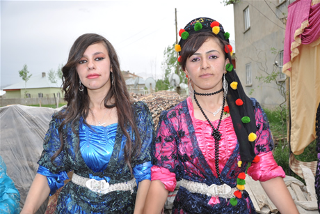 Yüksekova'da 01 ile 05 Haziran 2011 tarihleri arasında  evlenen çiftleri sizler için sayfamıza taşıdık. Yüksekova Güncel olarak tüm çiftlerimize mutluluklar dileriz.