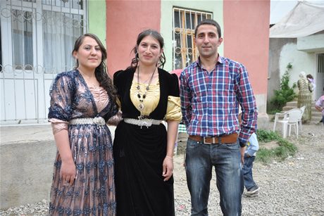 Yüksekova'da 01 ile 05 Haziran 2011 tarihleri arasında  evlenen çiftleri sizler için sayfamıza taşıdık. Yüksekova Güncel olarak tüm çiftlerimize mutluluklar dileriz.