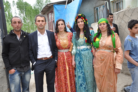 Yüksekova'da 01 ile 05 Haziran 2011 tarihleri arasında  evlenen çiftleri sizler için sayfamıza taşıdık. Yüksekova Güncel olarak tüm çiftlerimize mutluluklar dileriz.