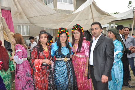 Yüksekova'da 01 ile 05 Haziran 2011 tarihleri arasında  evlenen çiftleri sizler için sayfamıza taşıdık. Yüksekova Güncel olarak tüm çiftlerimize mutluluklar dileriz.