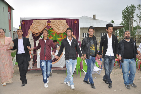 Yüksekova'da 01 ile 05 Haziran 2011 tarihleri arasında  evlenen çiftleri sizler için sayfamıza taşıdık. Yüksekova Güncel olarak tüm çiftlerimize mutluluklar dileriz.