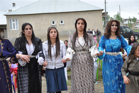 Yüksekova'da 01 ile 05 Haziran 2011 tarihleri arasında  evlenen çiftleri sizler için sayfamıza taşıdık. Yüksekova Güncel olarak tüm çiftlerimize mutluluklar dileriz.