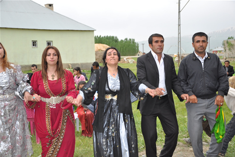 Yüksekova'da 01 ile 05 Haziran 2011 tarihleri arasında  evlenen çiftleri sizler için sayfamıza taşıdık. Yüksekova Güncel olarak tüm çiftlerimize mutluluklar dileriz.