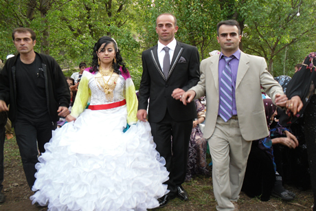 Yüksekova'da 01 ile 05 Haziran 2011 tarihleri arasında  evlenen çiftleri sizler için sayfamıza taşıdık. Yüksekova Güncel olarak tüm çiftlerimize mutluluklar dileriz.