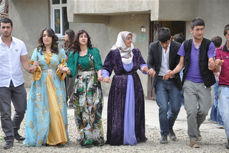 Yüksekova'da 01 ile 05 Haziran 2011 tarihleri arasında  evlenen çiftleri sizler için sayfamıza taşıdık. Yüksekova Güncel olarak tüm çiftlerimize mutluluklar dileriz.