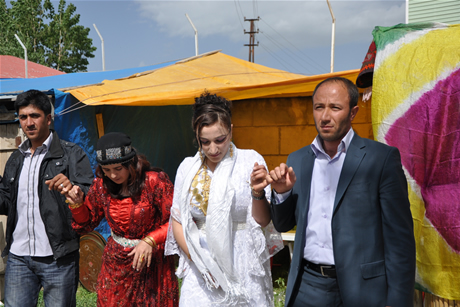 Yüksekova'da 01 ile 05 Haziran 2011 tarihleri arasında  evlenen çiftleri sizler için sayfamıza taşıdık. Yüksekova Güncel olarak tüm çiftlerimize mutluluklar dileriz.