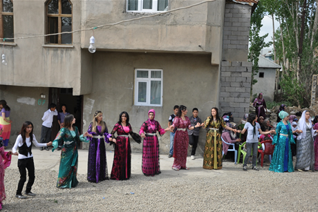 Yüksekova'da 01 ile 05 Haziran 2011 tarihleri arasında  evlenen çiftleri sizler için sayfamıza taşıdık. Yüksekova Güncel olarak tüm çiftlerimize mutluluklar dileriz.