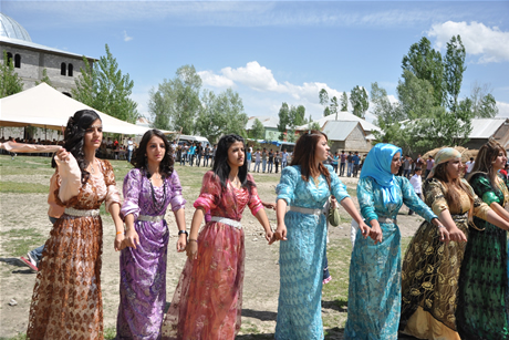 Yüksekova'da 01 ile 05 Haziran 2011 tarihleri arasında  evlenen çiftleri sizler için sayfamıza taşıdık. Yüksekova Güncel olarak tüm çiftlerimize mutluluklar dileriz.