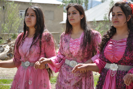 Yüksekova'da 01 ile 05 Haziran 2011 tarihleri arasında  evlenen çiftleri sizler için sayfamıza taşıdık. Yüksekova Güncel olarak tüm çiftlerimize mutluluklar dileriz.