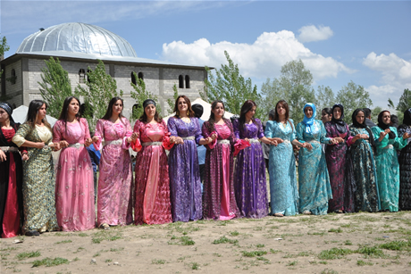 Yüksekova'da 01 ile 05 Haziran 2011 tarihleri arasında  evlenen çiftleri sizler için sayfamıza taşıdık. Yüksekova Güncel olarak tüm çiftlerimize mutluluklar dileriz.