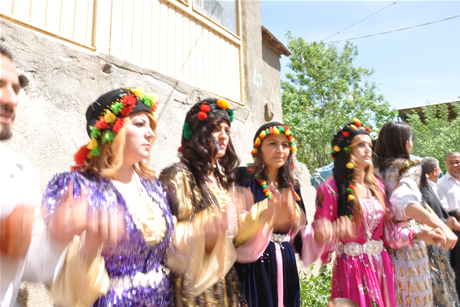 Yüksekova'da 01 ile 05 Haziran 2011 tarihleri arasında  evlenen çiftleri sizler için sayfamıza taşıdık. Yüksekova Güncel olarak tüm çiftlerimize mutluluklar dileriz.