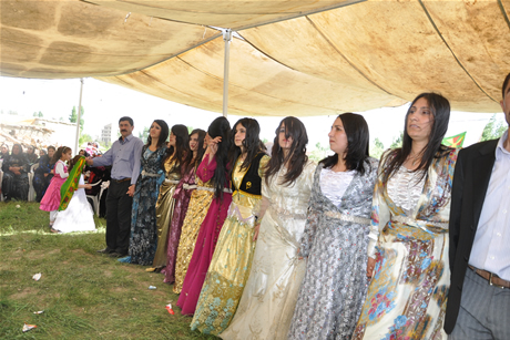 Yüksekova'da 01 ile 05 Haziran 2011 tarihleri arasında  evlenen çiftleri sizler için sayfamıza taşıdık. Yüksekova Güncel olarak tüm çiftlerimize mutluluklar dileriz.