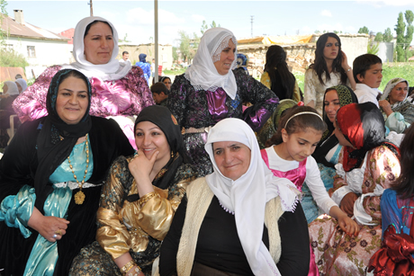 Yüksekova'da 01 ile 05 Haziran 2011 tarihleri arasında  evlenen çiftleri sizler için sayfamıza taşıdık. Yüksekova Güncel olarak tüm çiftlerimize mutluluklar dileriz.