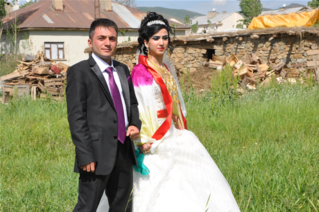 Yüksekova'da 01 ile 05 Haziran 2011 tarihleri arasında  evlenen çiftleri sizler için sayfamıza taşıdık. Yüksekova Güncel olarak tüm çiftlerimize mutluluklar dileriz.