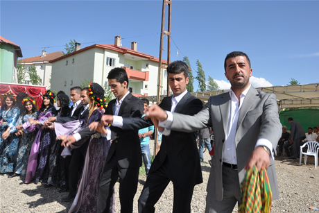 Yüksekova'da 01 ile 05 Haziran 2011 tarihleri arasında  evlenen çiftleri sizler için sayfamıza taşıdık. Yüksekova Güncel olarak tüm çiftlerimize mutluluklar dileriz.