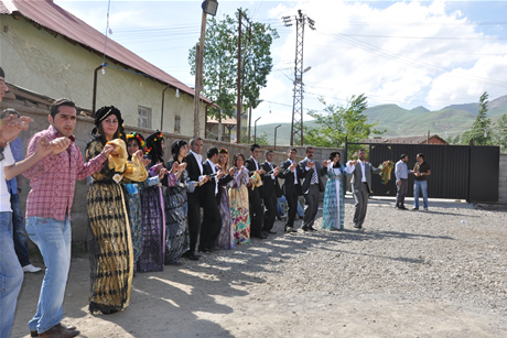 Yüksekova'da 01 ile 05 Haziran 2011 tarihleri arasında  evlenen çiftleri sizler için sayfamıza taşıdık. Yüksekova Güncel olarak tüm çiftlerimize mutluluklar dileriz.