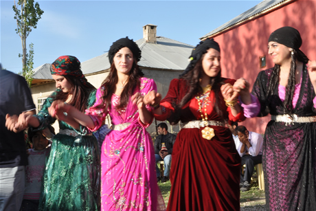 Yüksekova'da 01 ile 05 Haziran 2011 tarihleri arasında  evlenen çiftleri sizler için sayfamıza taşıdık. Yüksekova Güncel olarak tüm çiftlerimize mutluluklar dileriz.