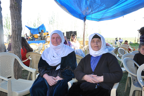 Yüksekova'da 01 ile 05 Haziran 2011 tarihleri arasında  evlenen çiftleri sizler için sayfamıza taşıdık. Yüksekova Güncel olarak tüm çiftlerimize mutluluklar dileriz.