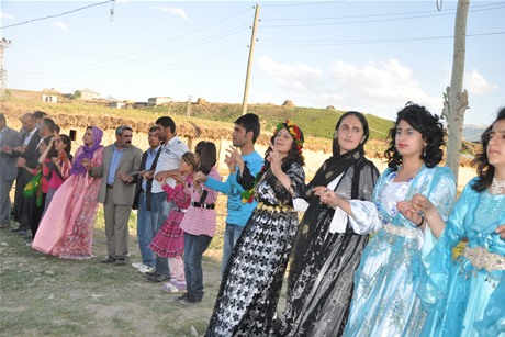 Yüksekova'da 01 ile 05 Haziran 2011 tarihleri arasında  evlenen çiftleri sizler için sayfamıza taşıdık. Yüksekova Güncel olarak tüm çiftlerimize mutluluklar dileriz.