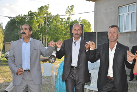 Yüksekova'da 01 ile 05 Haziran 2011 tarihleri arasında  evlenen çiftleri sizler için sayfamıza taşıdık. Yüksekova Güncel olarak tüm çiftlerimize mutluluklar dileriz.