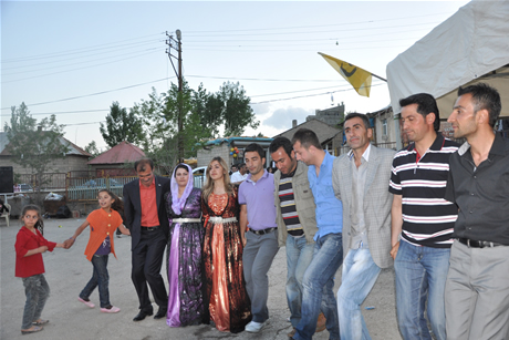 Yüksekova'da 01 ile 05 Haziran 2011 tarihleri arasında  evlenen çiftleri sizler için sayfamıza taşıdık. Yüksekova Güncel olarak tüm çiftlerimize mutluluklar dileriz.