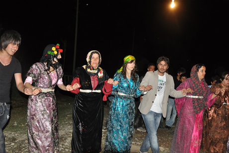 Yüksekova'da 01 ile 05 Haziran 2011 tarihleri arasında  evlenen çiftleri sizler için sayfamıza taşıdık. Yüksekova Güncel olarak tüm çiftlerimize mutluluklar dileriz.