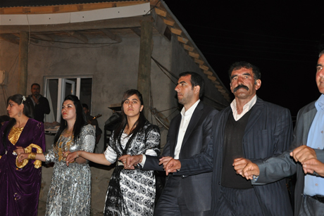 Yüksekova'da 01 ile 05 Haziran 2011 tarihleri arasında  evlenen çiftleri sizler için sayfamıza taşıdık. Yüksekova Güncel olarak tüm çiftlerimize mutluluklar dileriz.