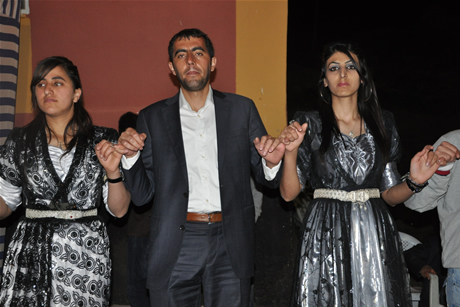 Yüksekova'da 01 ile 05 Haziran 2011 tarihleri arasında  evlenen çiftleri sizler için sayfamıza taşıdık. Yüksekova Güncel olarak tüm çiftlerimize mutluluklar dileriz.