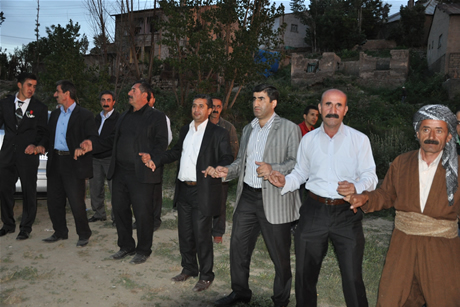 Yüksekova'da 8-9-10-11 06 Haziran 2011 tarihleri arasında evlenen çiftleri sizler için sayfamıza taşıdık. Yüksekova Güncel olarak tüm çiftlerimize mutluluklar dileriz.