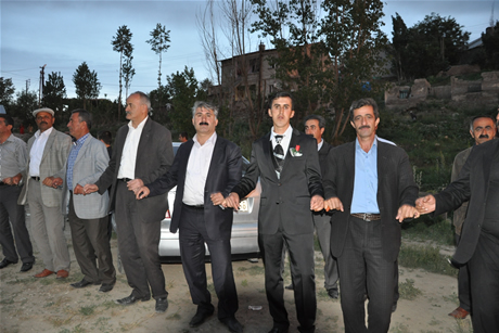 Yüksekova'da 8-9-10-11 06 Haziran 2011 tarihleri arasında evlenen çiftleri sizler için sayfamıza taşıdık. Yüksekova Güncel olarak tüm çiftlerimize mutluluklar dileriz.