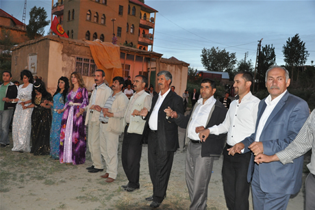 Yüksekova'da 8-9-10-11 06 Haziran 2011 tarihleri arasında evlenen çiftleri sizler için sayfamıza taşıdık. Yüksekova Güncel olarak tüm çiftlerimize mutluluklar dileriz.