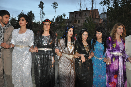 Yüksekova'da 8-9-10-11 06 Haziran 2011 tarihleri arasında evlenen çiftleri sizler için sayfamıza taşıdık. Yüksekova Güncel olarak tüm çiftlerimize mutluluklar dileriz.