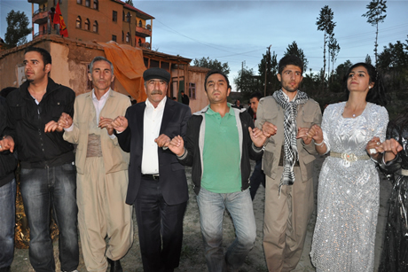 Yüksekova'da 8-9-10-11 06 Haziran 2011 tarihleri arasında evlenen çiftleri sizler için sayfamıza taşıdık. Yüksekova Güncel olarak tüm çiftlerimize mutluluklar dileriz.