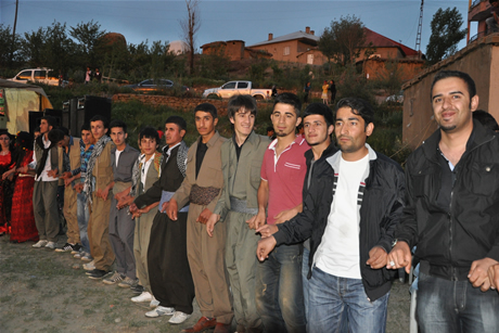 Yüksekova'da 8-9-10-11 06 Haziran 2011 tarihleri arasında evlenen çiftleri sizler için sayfamıza taşıdık. Yüksekova Güncel olarak tüm çiftlerimize mutluluklar dileriz.