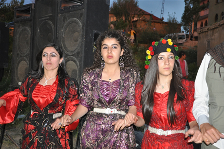 Yüksekova'da 8-9-10-11 06 Haziran 2011 tarihleri arasında evlenen çiftleri sizler için sayfamıza taşıdık. Yüksekova Güncel olarak tüm çiftlerimize mutluluklar dileriz.