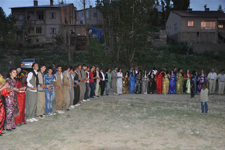 Yüksekova'da 8-9-10-11 06 Haziran 2011 tarihleri arasında evlenen çiftleri sizler için sayfamıza taşıdık. Yüksekova Güncel olarak tüm çiftlerimize mutluluklar dileriz.