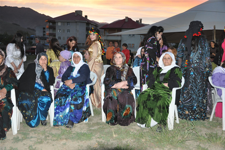 Yüksekova'da 8-9-10-11 06 Haziran 2011 tarihleri arasında evlenen çiftleri sizler için sayfamıza taşıdık. Yüksekova Güncel olarak tüm çiftlerimize mutluluklar dileriz.