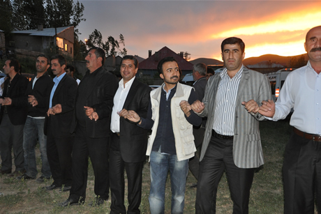 Yüksekova'da 8-9-10-11 06 Haziran 2011 tarihleri arasında evlenen çiftleri sizler için sayfamıza taşıdık. Yüksekova Güncel olarak tüm çiftlerimize mutluluklar dileriz.