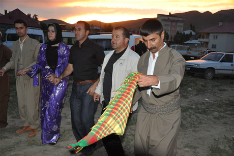 Yüksekova'da 8-9-10-11 06 Haziran 2011 tarihleri arasında evlenen çiftleri sizler için sayfamıza taşıdık. Yüksekova Güncel olarak tüm çiftlerimize mutluluklar dileriz.