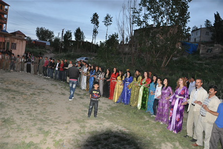 Yüksekova'da 8-9-10-11 06 Haziran 2011 tarihleri arasında evlenen çiftleri sizler için sayfamıza taşıdık. Yüksekova Güncel olarak tüm çiftlerimize mutluluklar dileriz.