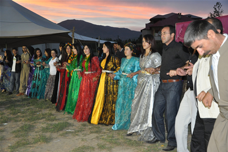 Yüksekova'da 8-9-10-11 06 Haziran 2011 tarihleri arasında evlenen çiftleri sizler için sayfamıza taşıdık. Yüksekova Güncel olarak tüm çiftlerimize mutluluklar dileriz.